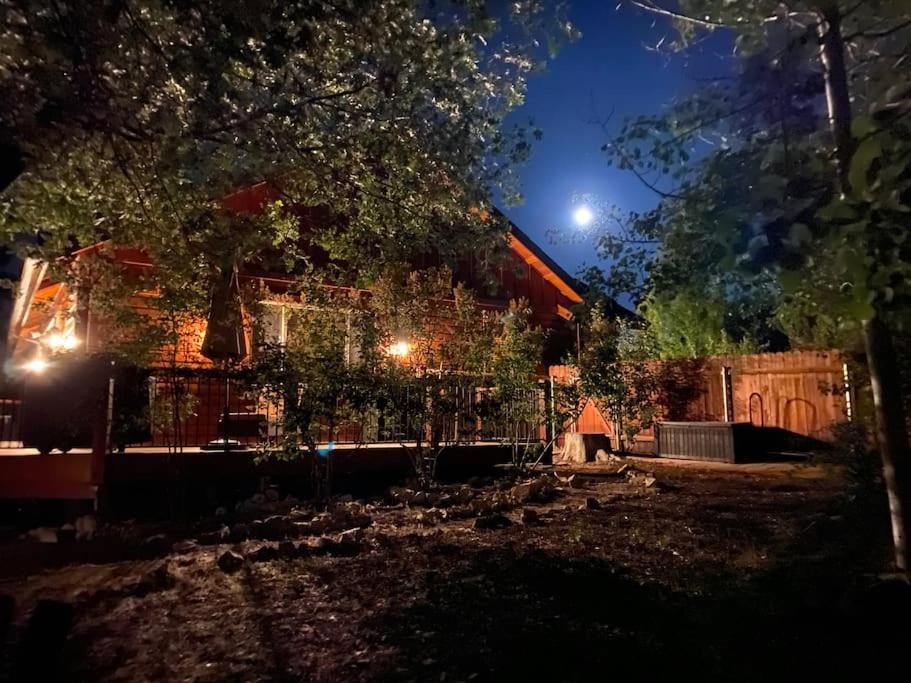 ביג בר לייק Custom Single Story Cabin With Jacuzzi Pool Table & Big Game Room With Arcade Games מראה חיצוני תמונה