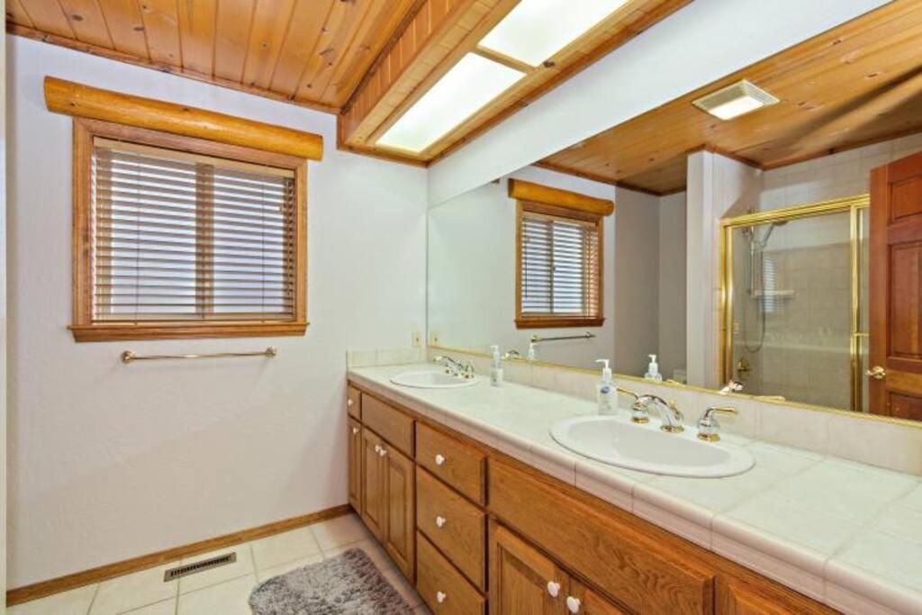 ביג בר לייק Custom Single Story Cabin With Jacuzzi Pool Table & Big Game Room With Arcade Games מראה חיצוני תמונה